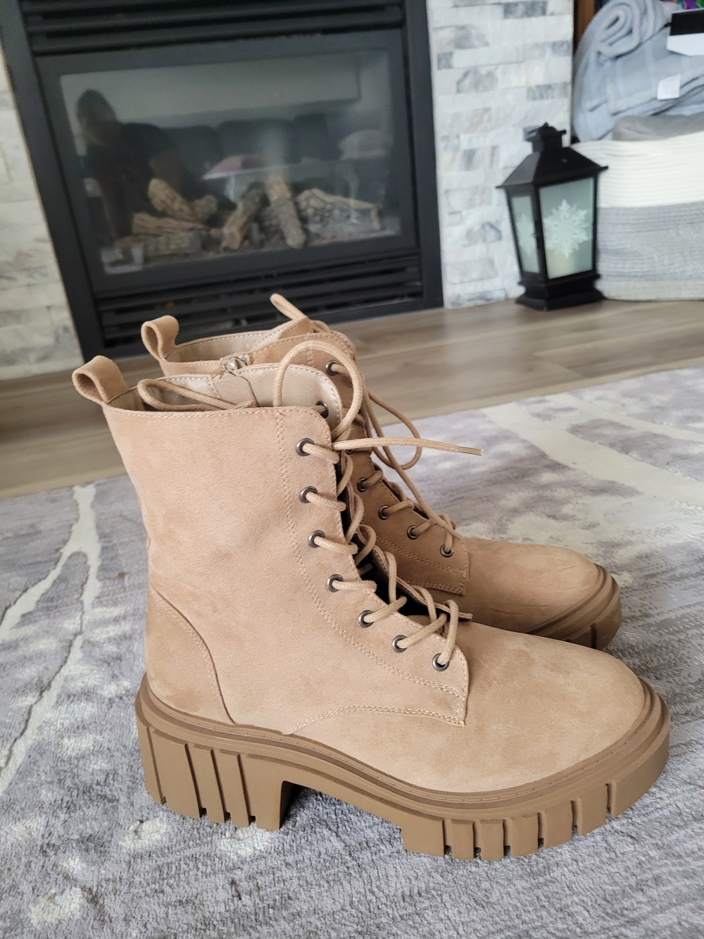 American Eagle Lace-Up Women's Chunky Lug Boots in Tan Size 9